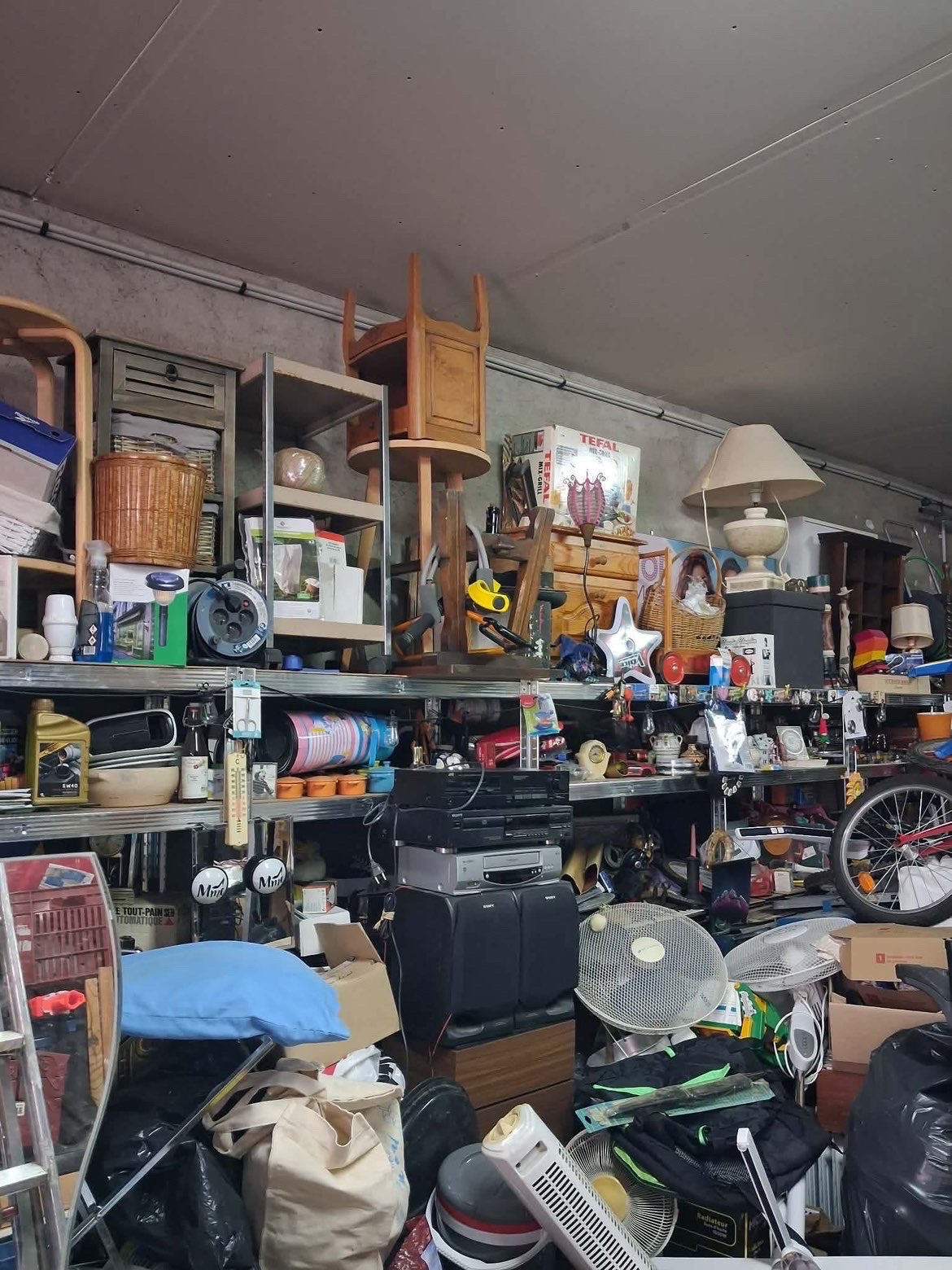 Étagères remplies d'objets, garage à débarrasser
