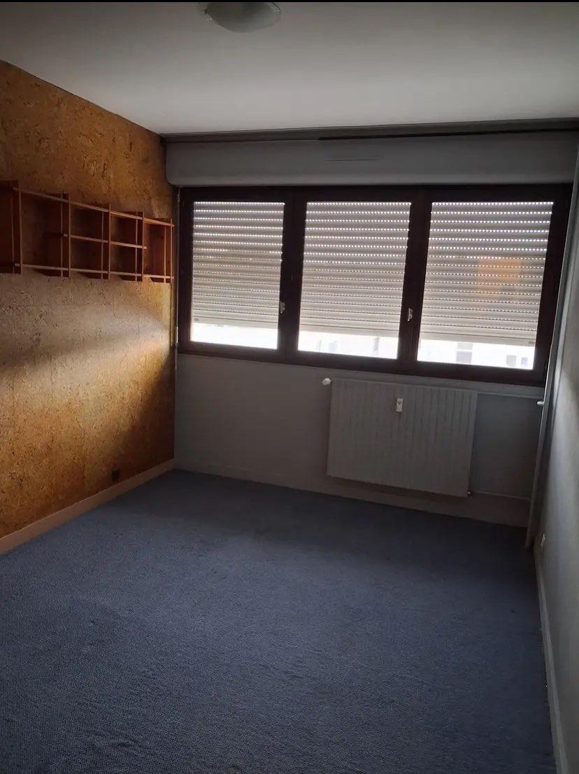 Pièce très encombrée avant débarras